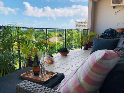 Beautiful Spacious City Apartment With Views Out To The Arafura Sea - Cruises Travel 0