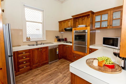 Best Central House - SLEEPS 11 !! - Travel Search 2