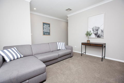 Best Central Wagga Townhouse - Travel Search 3