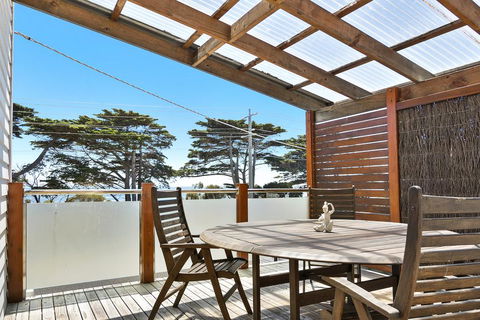 Black Dolphin Waterfront Townhouse - Bay Views - Cruises Travel 2