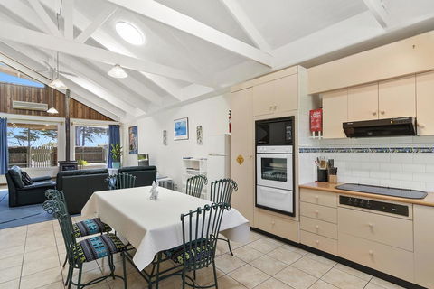 Black Dolphin Waterfront Townhouse - Bay Views - Cruises Travel 3