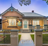 Blue Door Apartments Spacious CBD Apartment - Cruises Travel