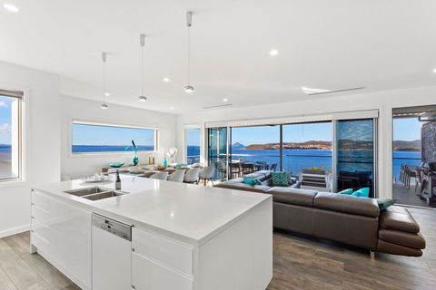 Blue Water Splendour - Infinity Pool And Amazing Views!! - Travel Search 3