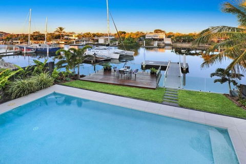 WATERFRONT HOME BORDERING MOOLOOLABA - Tourism Guide 1