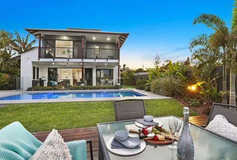WATERFRONT HOME BORDERING MOOLOOLABA - Tourism Guide 0