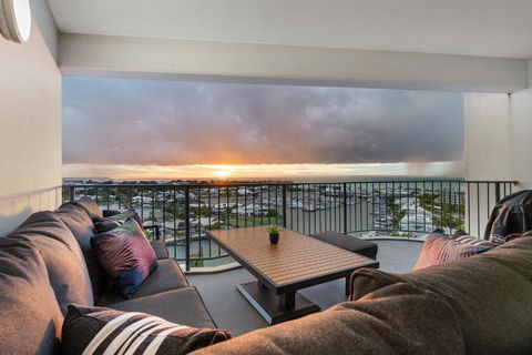 Anchor Point Penthouse 3BR With Marina Views - Pool - BBQs - Tourism Guide 0