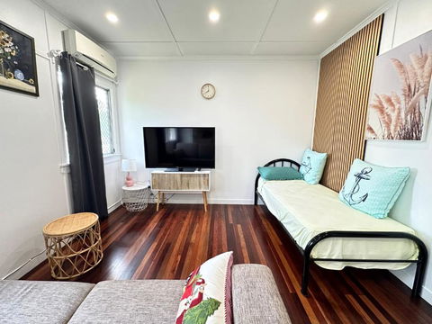Zen Escape Guest House- Hidden Little Gem, Funky Corner, Boutique Granny Flat - Cruises Travel 3