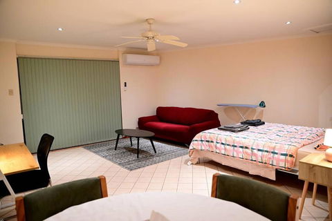 Spacious Studio In AliceSprings QueenBed+KSAirbed - Travel Search 1