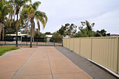Spacious Studio In AliceSprings QueenBed+KSAirbed - Travel Search 3
