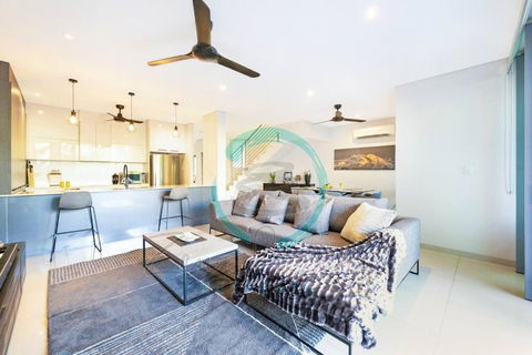 ZEN ARCTIC Luxury 2-Story T/House + Pool & Markets - Tourism Guide 1