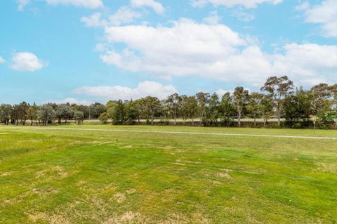 ZMITH Apartment - BROOKE, - Near AIS, GIO Stadium, UC, & Nth - Canberra Hospital - Tourism Guide 3